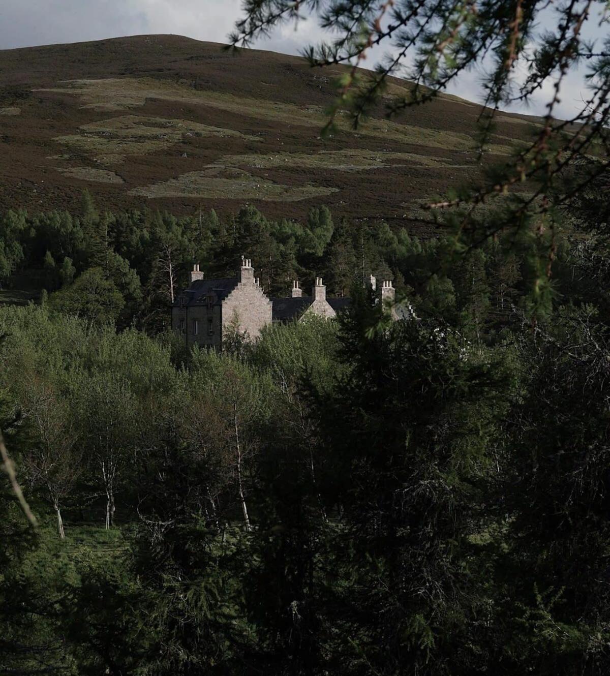 Huswell - Gairnshiel Lodge - Unique & Exclusive Lodge Next To The Castle Ballater Exteriör bild